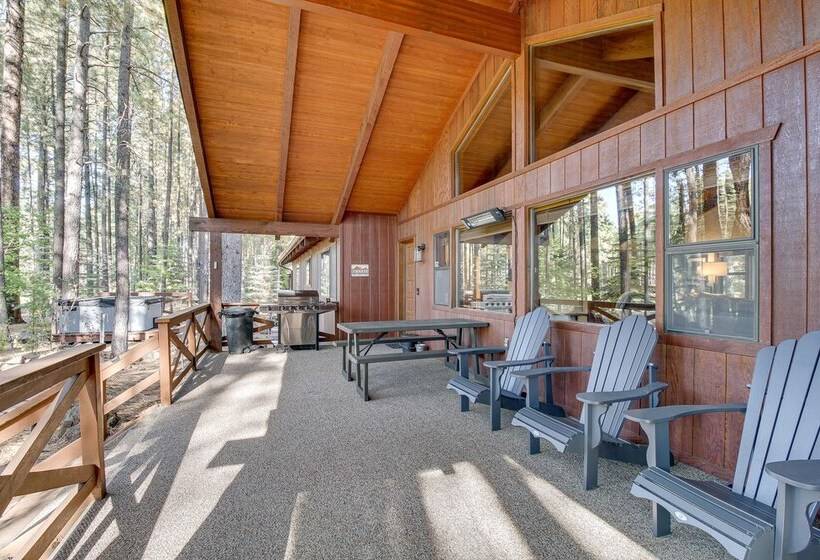 Pinetop Cabin W/ 2 Fireplaces & Hot Tub!