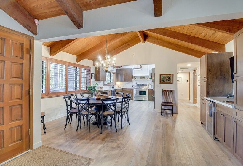 Pinetop Cabin W/ 2 Fireplaces & Hot Tub!