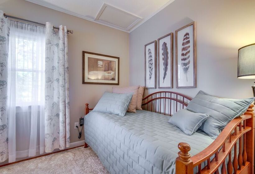 Quiet Plymouth Cottage On Great South Pond!