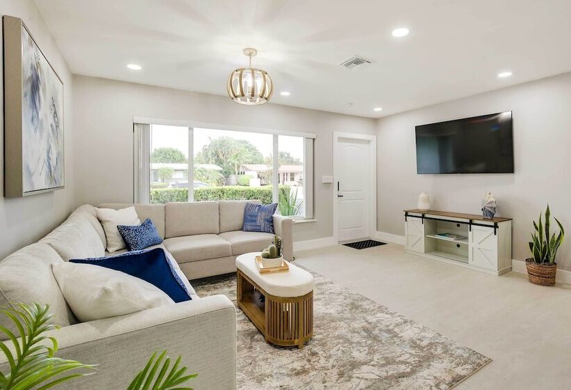 1 Mi To Pompano Beach: Home W/ Patio & Pool!