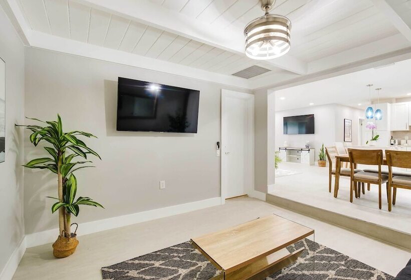 1 Mi To Pompano Beach: Home W/ Patio & Pool!