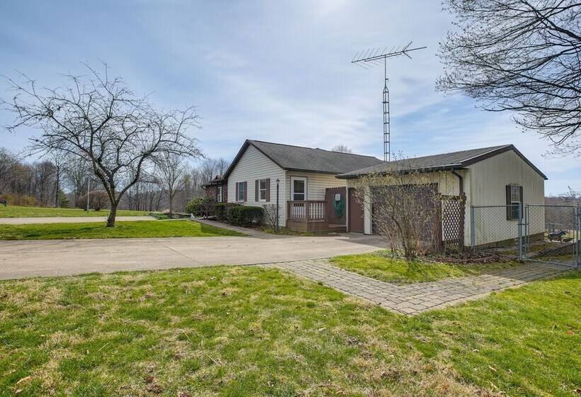 Pool, Deck & Fire Pit: Dog Friendly Ohio Escape!