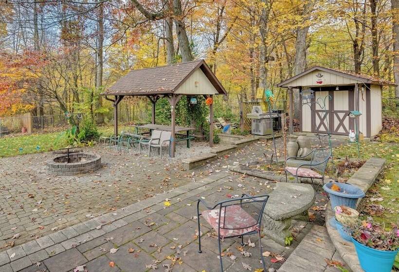 Pool, Deck & Fire Pit: Dog Friendly Ohio Escape!