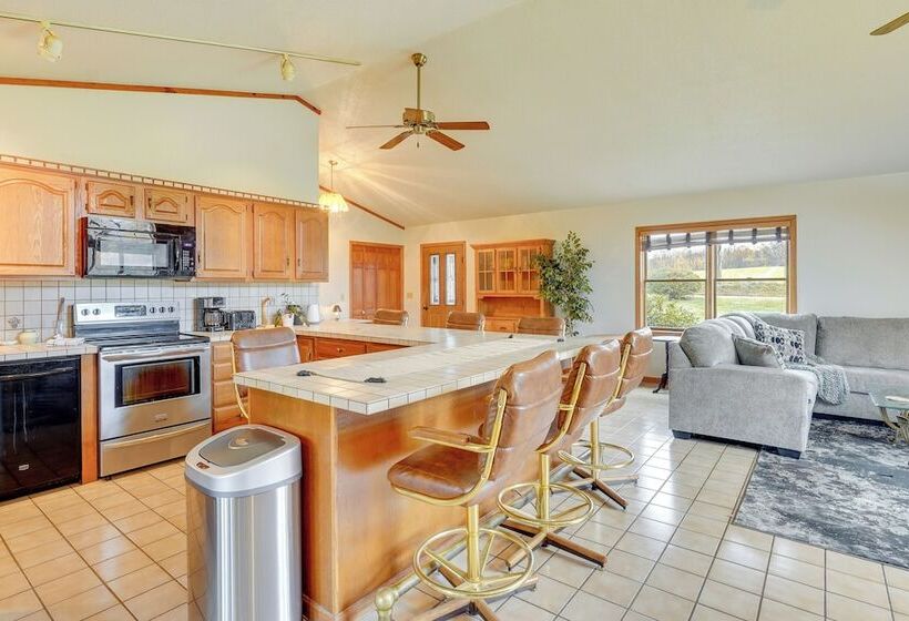 Pool, Deck & Fire Pit: Dog Friendly Ohio Escape!