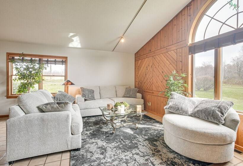 Pool, Deck & Fire Pit: Dog Friendly Ohio Escape!