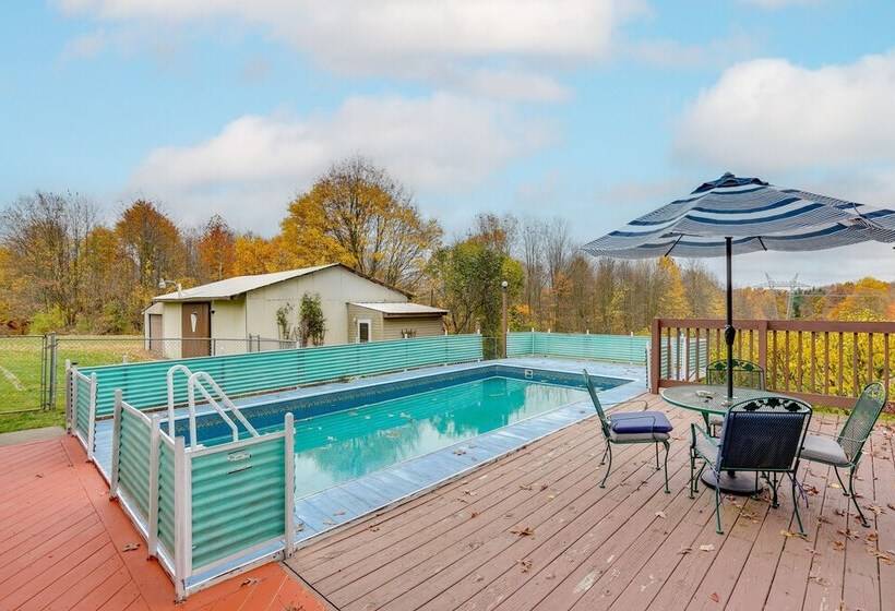 Pool, Deck & Fire Pit: Dog Friendly Ohio Escape!