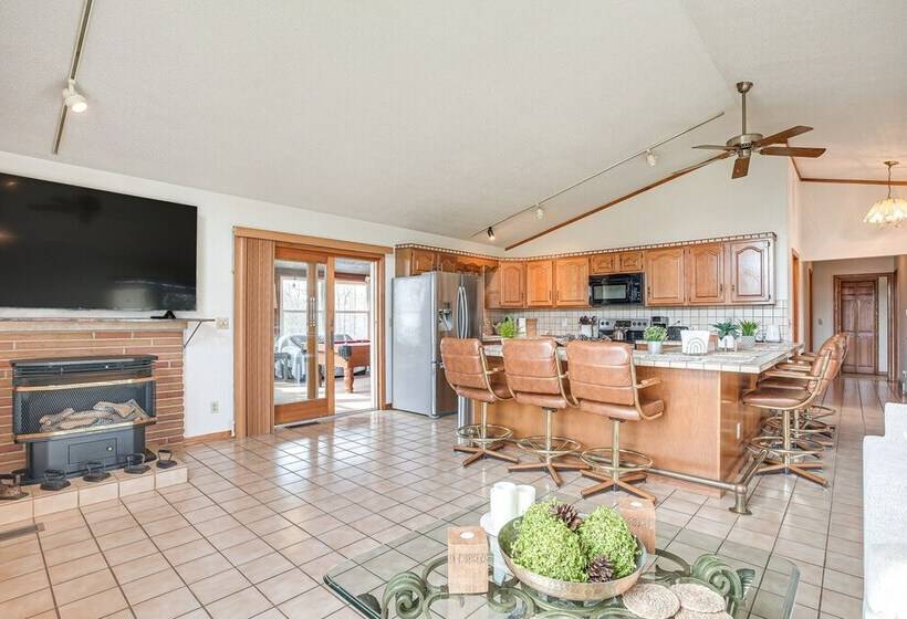 Pool, Deck & Fire Pit: Dog Friendly Ohio Escape!