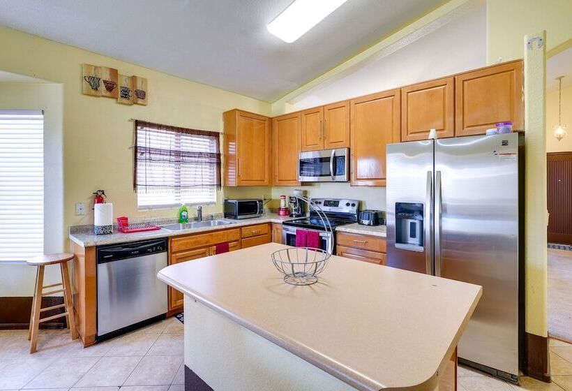 7 Mi To Chase Field: Phoenix Home W/ Patio!