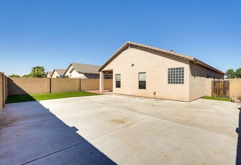 7 Mi To Chase Field: Phoenix Home W/ Patio!