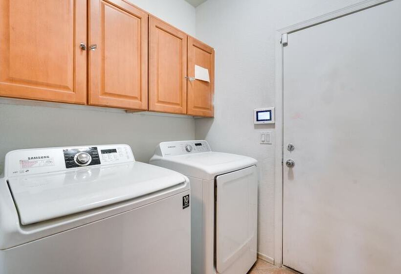 7 Mi To Chase Field: Phoenix Home W/ Patio!