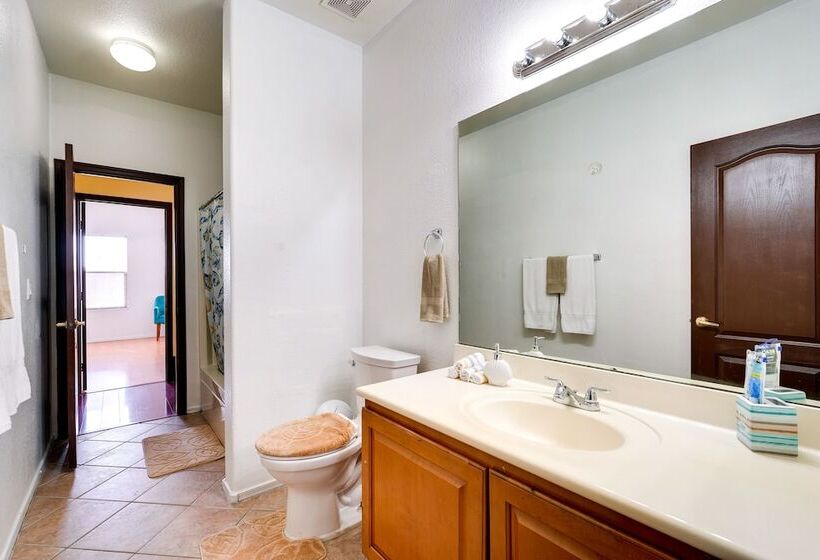 7 Mi To Chase Field: Phoenix Home W/ Patio!