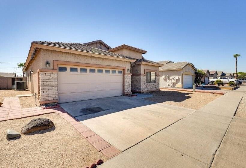 7 Mi To Chase Field: Phoenix Home W/ Patio!