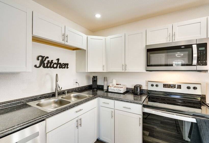 Quiet Pueblo Home W/ Pool Table, 5 Mi To Downtown!