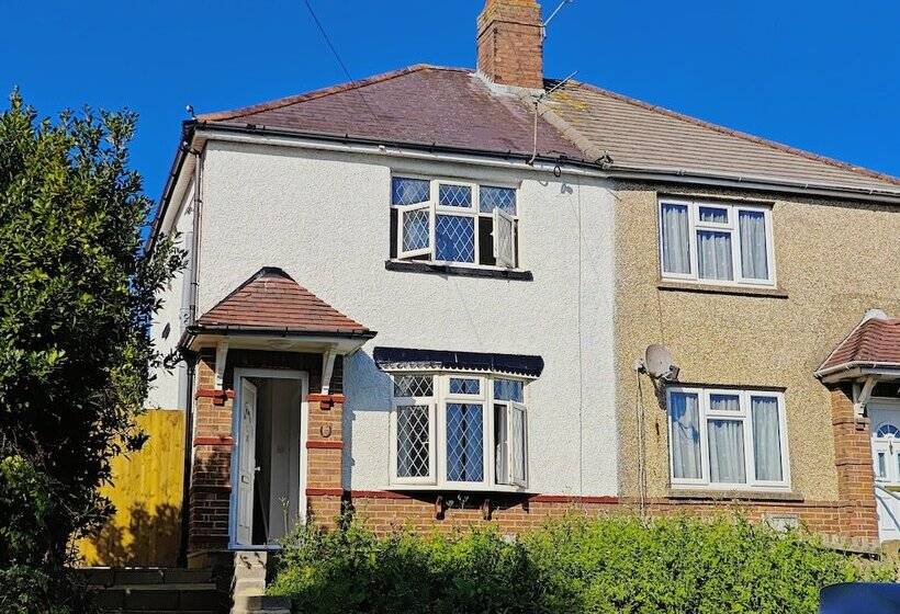 اقامتگاه 4 Bed House In Southampton Ideal For Contractors