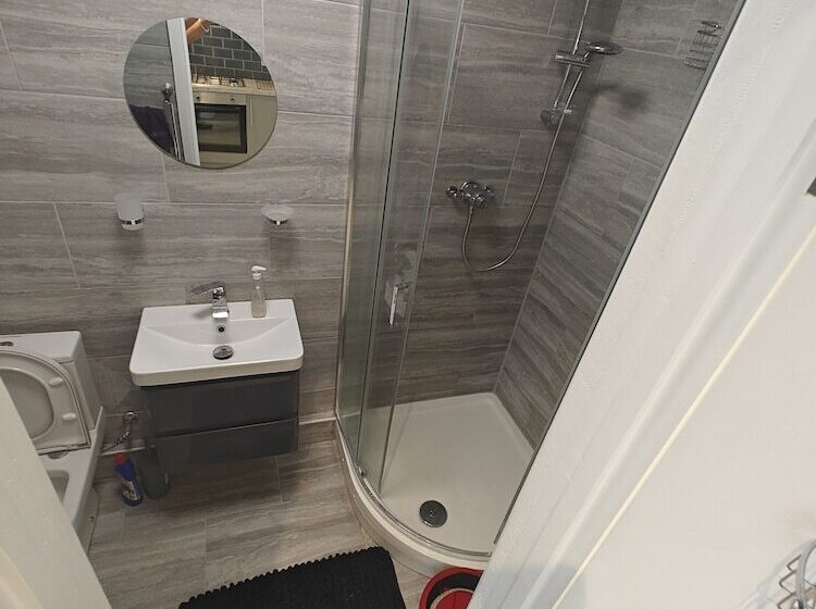 اقامتگاه 4 Bed House In Southampton Ideal For Contractors