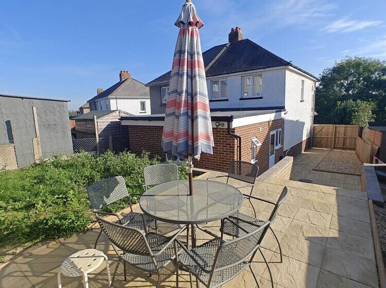 اقامتگاه 4 Bed House In Southampton Ideal For Contractors