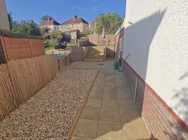 اقامتگاه 4 Bed House In Southampton Ideal For Contractors