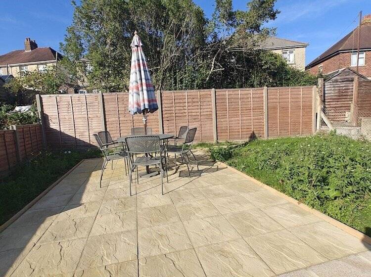 اقامتگاه 4 Bed House In Southampton Ideal For Contractors