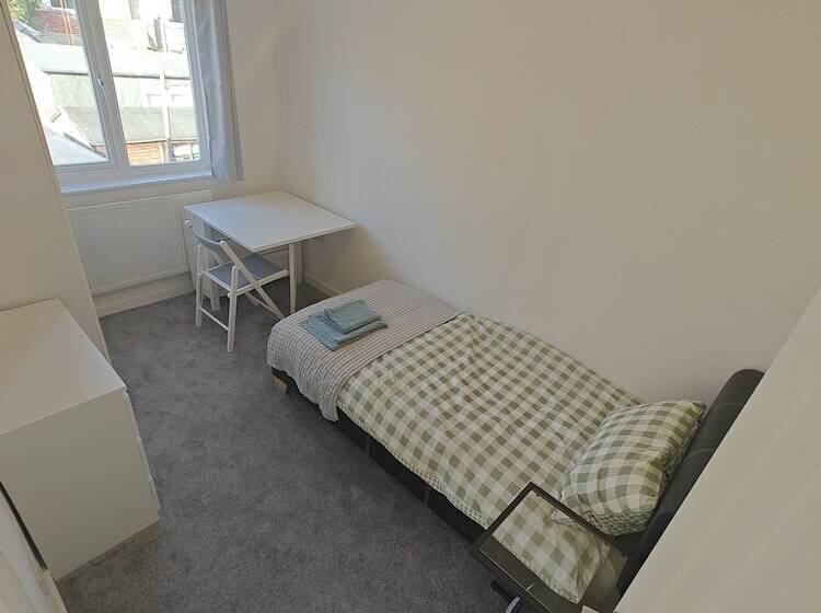 اقامتگاه 4 Bed House In Southampton Ideal For Contractors