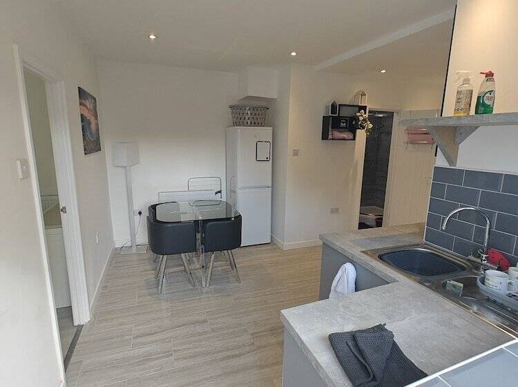 اقامتگاه 4 Bed House In Southampton Ideal For Contractors