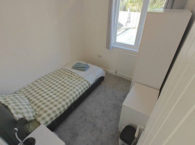 اقامتگاه 4 Bed House In Southampton Ideal For Contractors