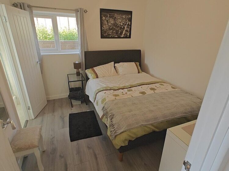 اقامتگاه 4 Bed House In Southampton Ideal For Contractors