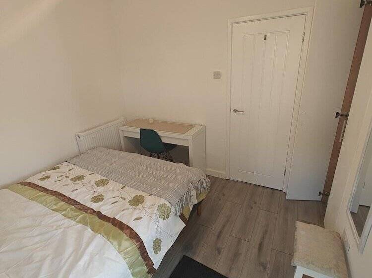 اقامتگاه 4 Bed House In Southampton Ideal For Contractors