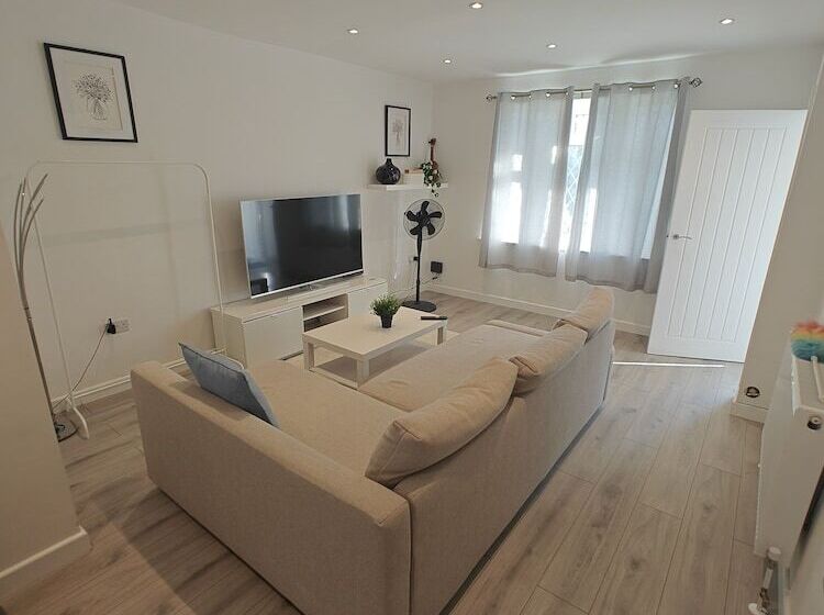 اقامتگاه 4 Bed House In Southampton Ideal For Contractors