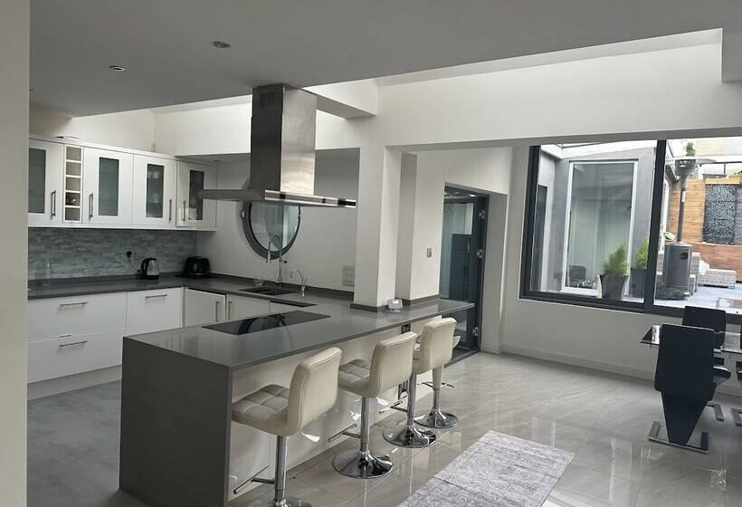 住所  Captivating 4 Bed House In West Wickham