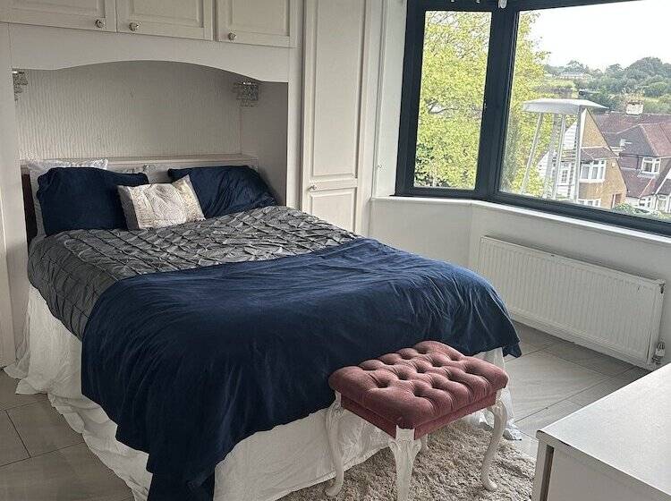 住所  Captivating 4 Bed House In West Wickham