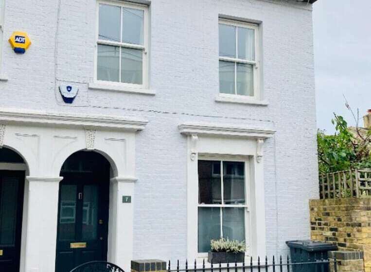 إقامة Charming 3 Bed House In London