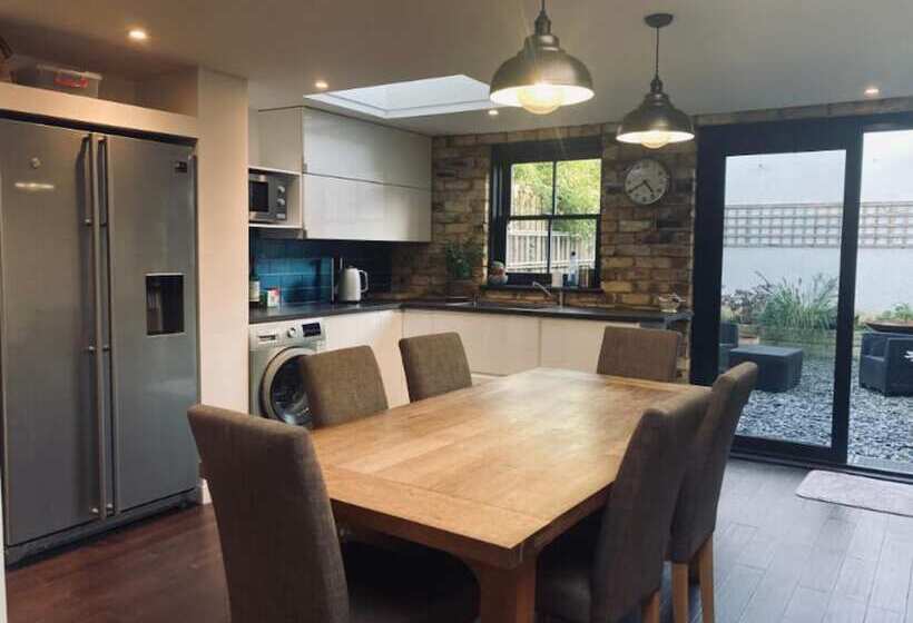 إقامة Charming 3 Bed House In London