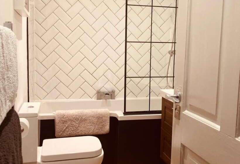 إقامة Charming 3 Bed House In London