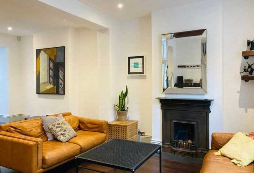 דירת נופש Charming 3 Bed House In London