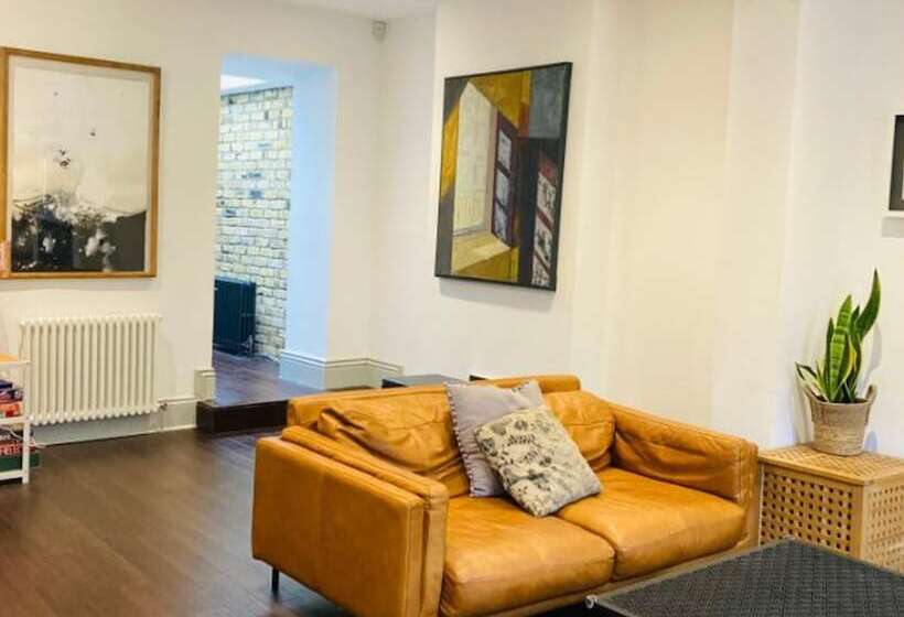 إقامة Charming 3 Bed House In London
