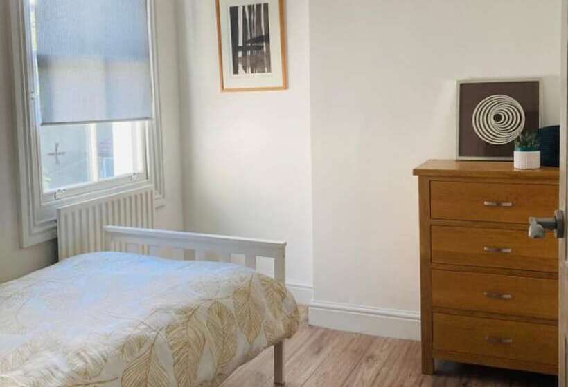 إقامة Charming 3 Bed House In London