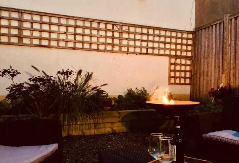 إقامة Charming 3 Bed House In London