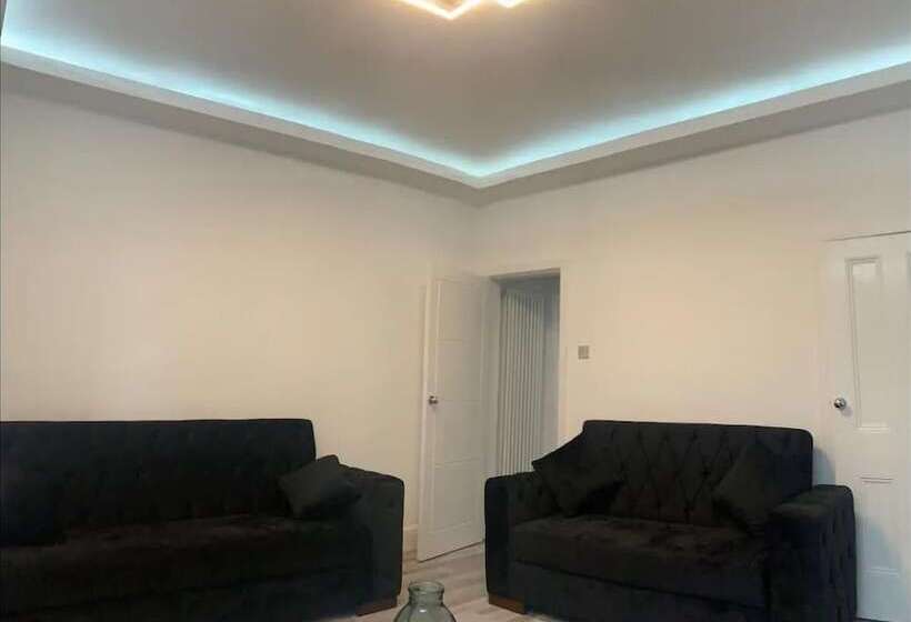 Резиденция House With Modern Interior, Conveniently Located