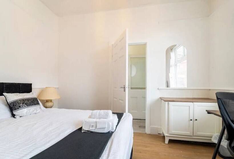 Резиденция House With Modern Interior, Conveniently Located