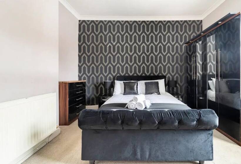 Резиденция House With Modern Interior, Conveniently Located