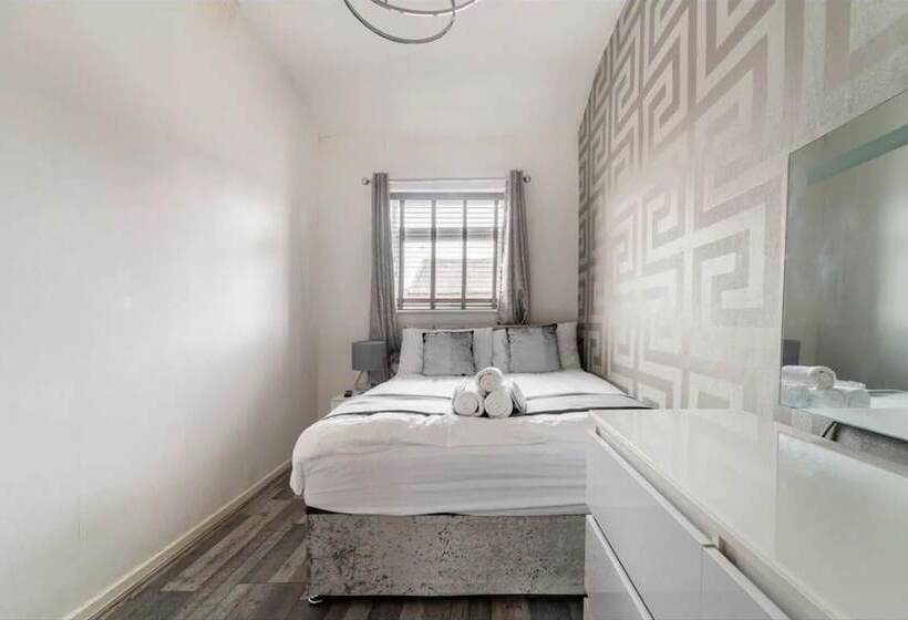 Резиденция House With Modern Interior, Conveniently Located