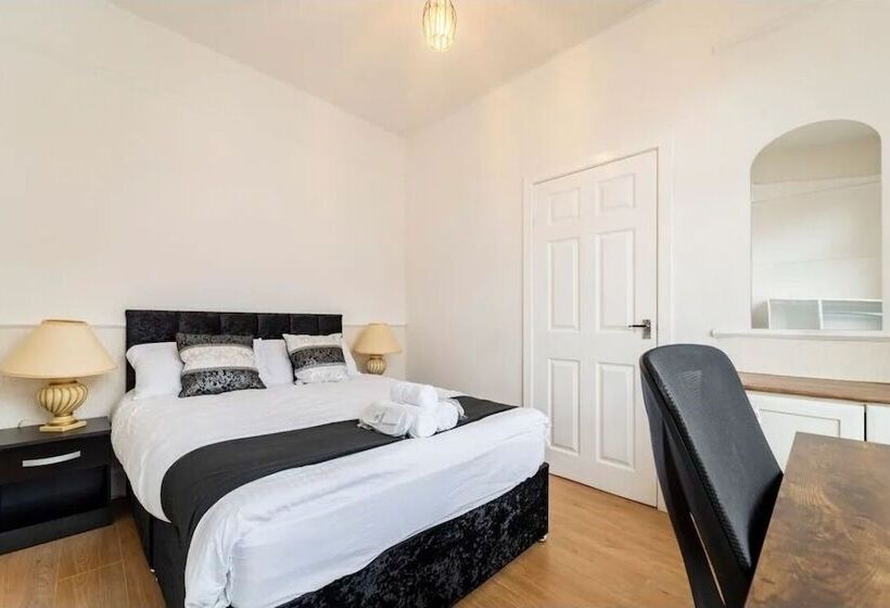 Резиденция House With Modern Interior, Conveniently Located