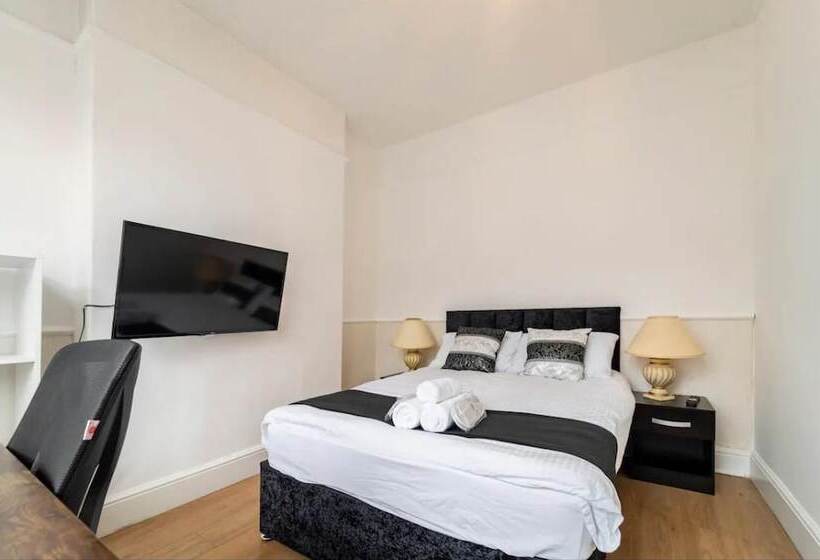 Резиденция House With Modern Interior, Conveniently Located