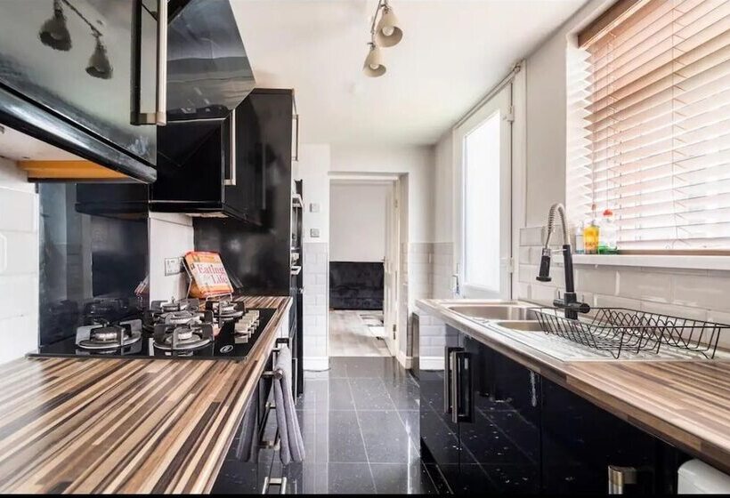 Резиденция House With Modern Interior, Conveniently Located