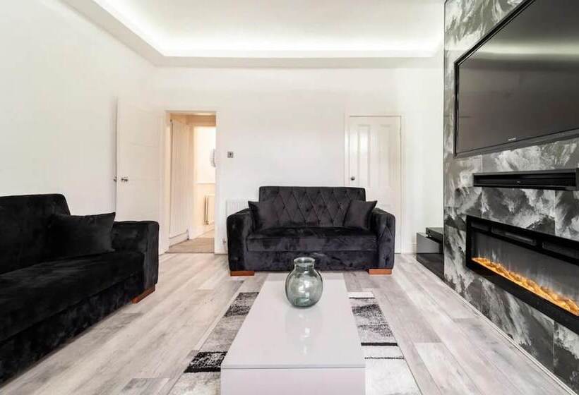 Резиденция House With Modern Interior, Conveniently Located