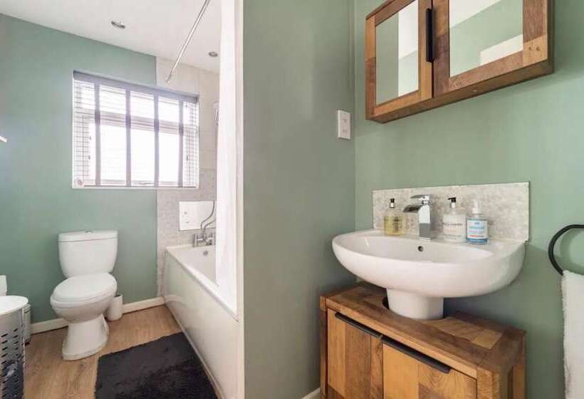 Резиденция House With Modern Interior, Conveniently Located