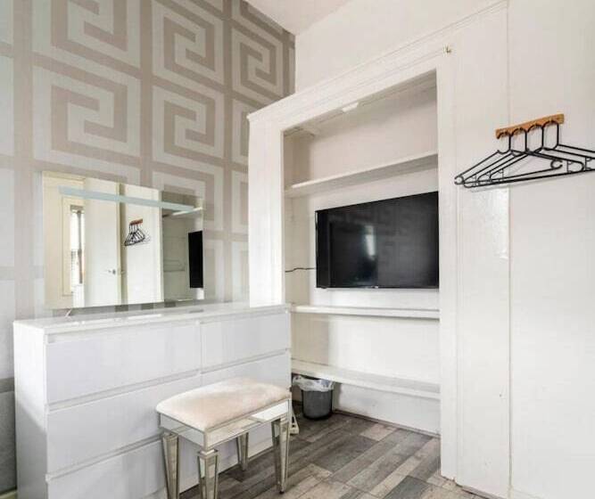 Резиденция House With Modern Interior, Conveniently Located