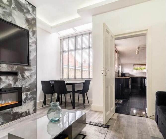 Резиденция House With Modern Interior, Conveniently Located