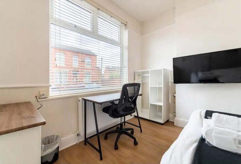 Резиденция House With Modern Interior, Conveniently Located