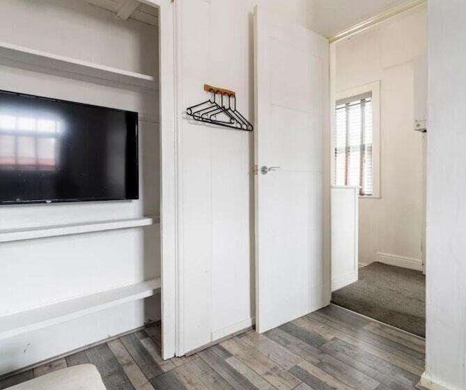 Резиденция House With Modern Interior, Conveniently Located